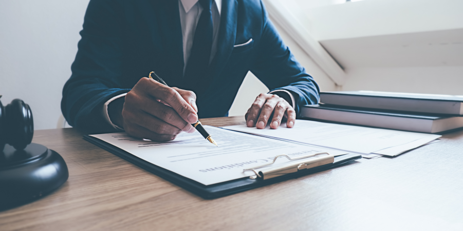 El concepto de Asegurado y Beneficiario, tanto en los seguros privados como en el Sistema Nacional de Salud